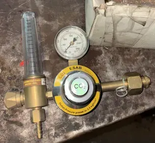 Regulador de CO₂ ESAB con manómetro y caudalímetro para MIG/MAG